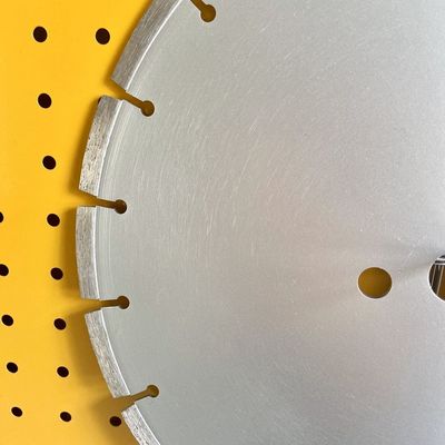 Υψηλός - η ποιότητα Huachang 7 λέιζερ ίντσας 180×2.4/1.8×10×13T ένωσε στενά τη συγκεκριμένη ξηρά τέμνουσα λεπίδα πριονιών διαμαντιών γρανίτη