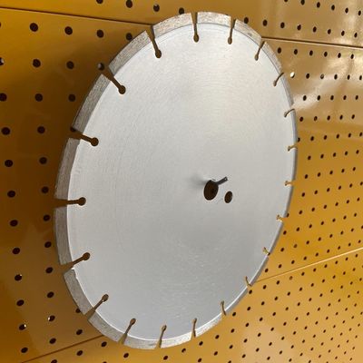 Υψηλός - η ποιότητα 230×2.6/1.8×10×16T Huachang λέιζερ 9 ίντσας ένωσε στενά τη συγκεκριμένη ξηρά τέμνουσα λεπίδα πριονιών διαμαντιών γρανίτη