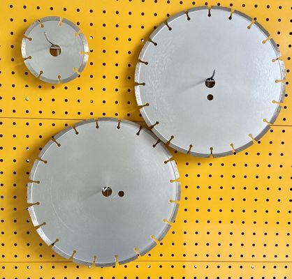 Υψηλός - η ποιότητα 230×2.6/1.8×10×16T Huachang λέιζερ 9 ίντσας ένωσε στενά τη συγκεκριμένη ξηρά τέμνουσα λεπίδα πριονιών διαμαντιών γρανίτη
